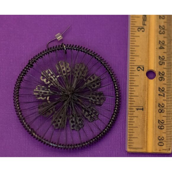 Vintage Silver Tone Intricate Wheel Flower Stylish Dangle Earrings - Q36 - Picture 2 of 2